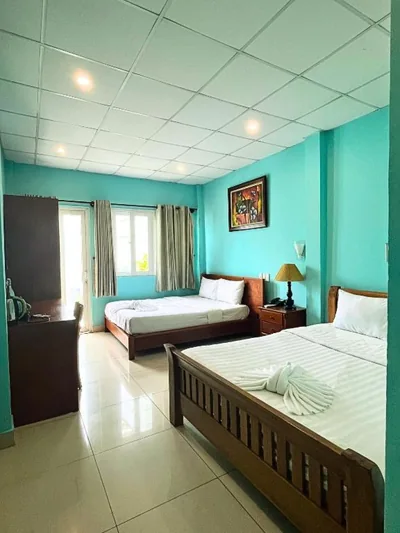 Vierbettzimmer mit Balkon — The Alley Saigon Hotel